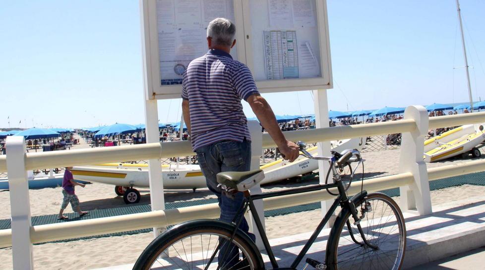 No al divieto di andare con la bici sul pontile di Forte