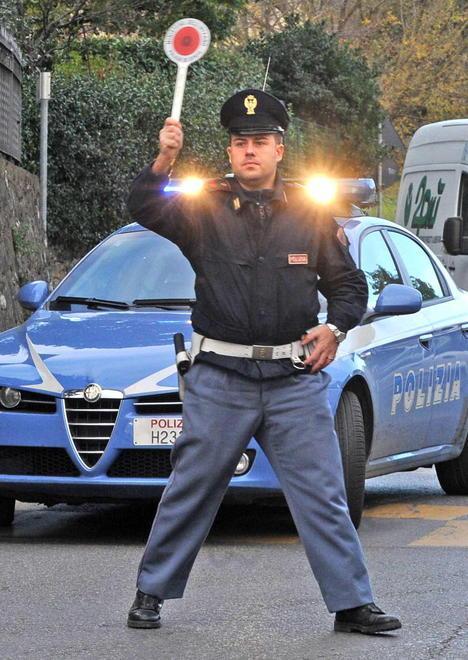  Con la patente revocata era su un’auto senza revisione 