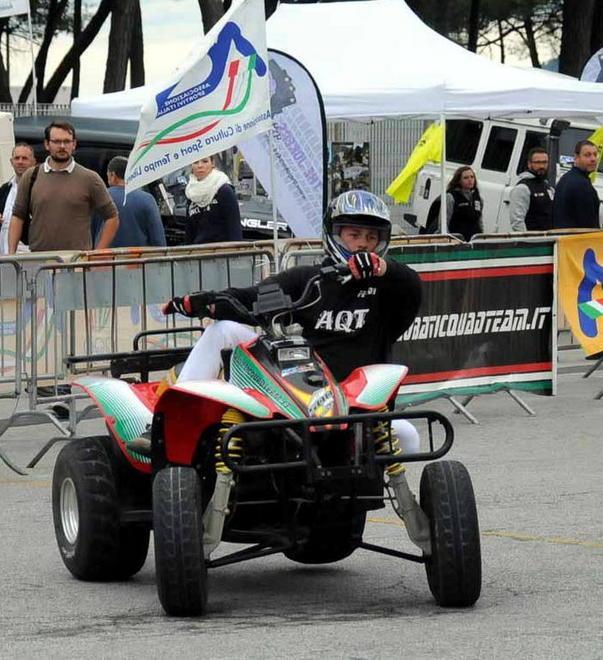 In coda per vedere le esibizioni alla 4x4 Fest 