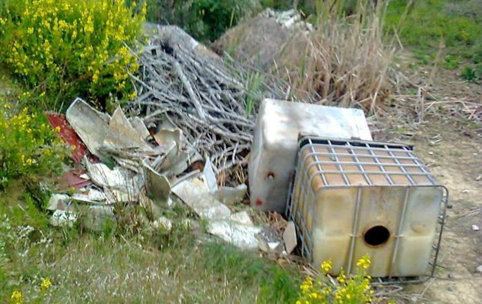 Eternit e rifiuti ingombranti nel bacino di contenimento