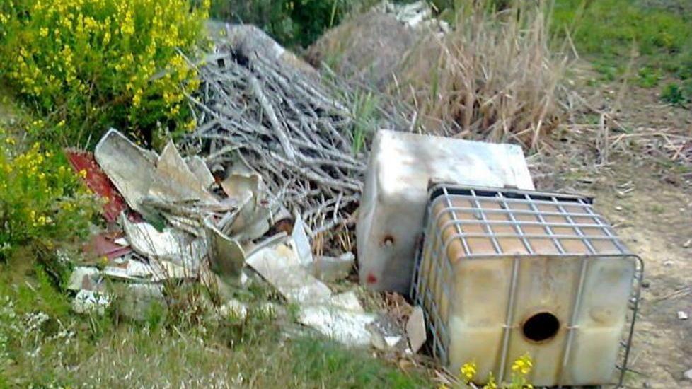 Eternit e rifiuti ingombranti nel bacino di contenimento