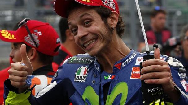 Pole Lorenzo, ma Rossi è al suo fianco