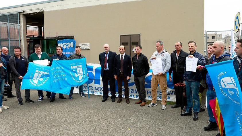 Aggrediti da carcerati: la protesta degli agenti