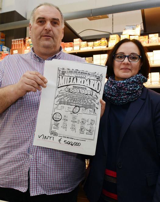 Gratta in tabaccheria e vince mezzo milione 