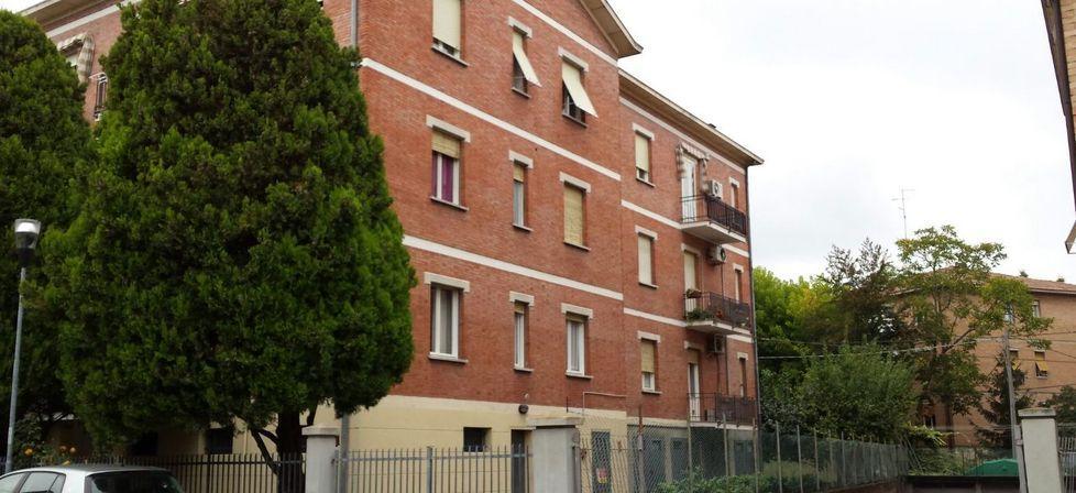 Sorprende i ladri, finisce all’ospedale 