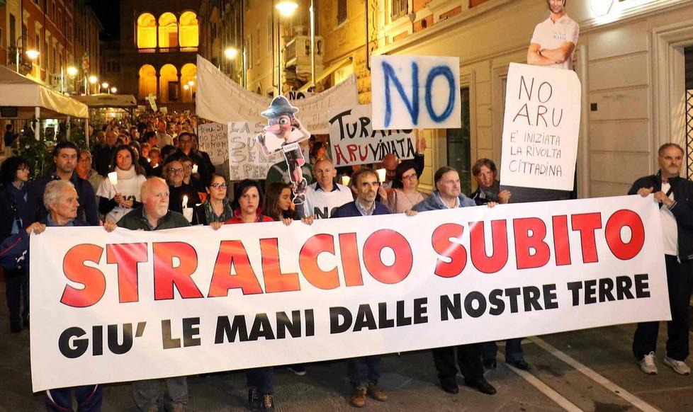 Fiaccolata anti cemento "inquinata" dai politici