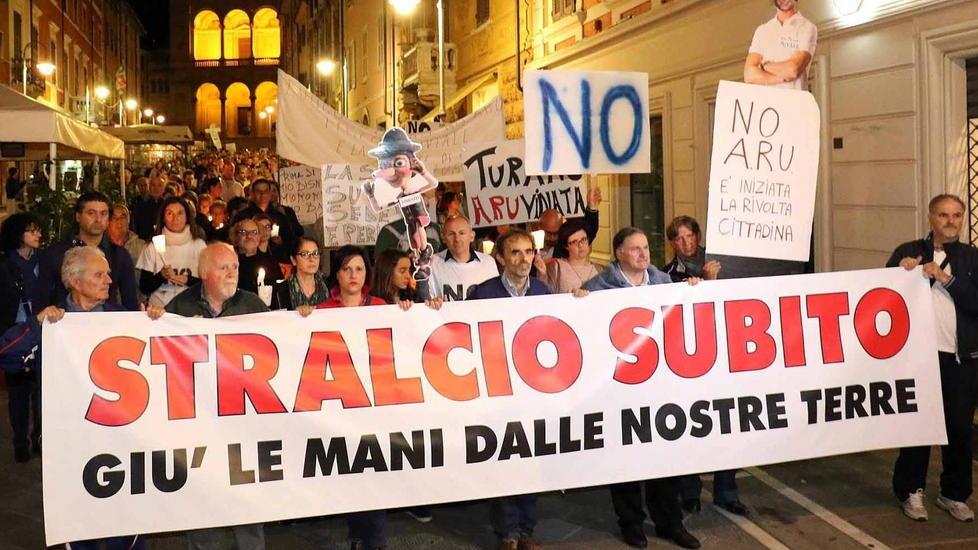 Fiaccolata anti cemento "inquinata" dai politici