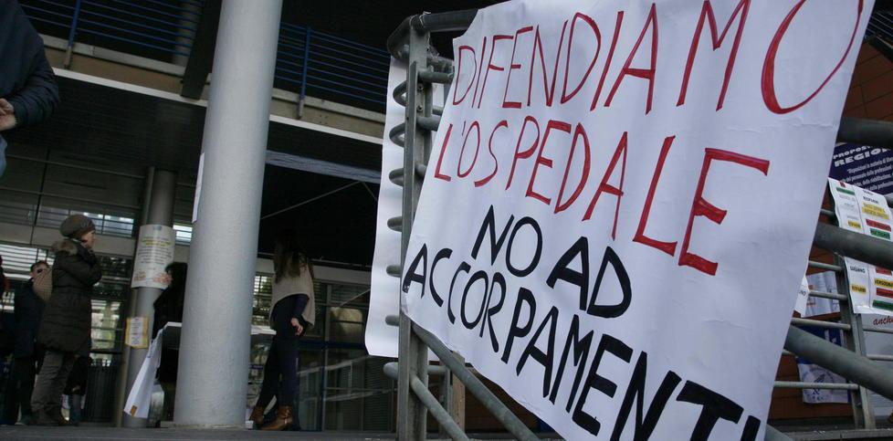 Uno striscione di protesta all'ospedale Versilia