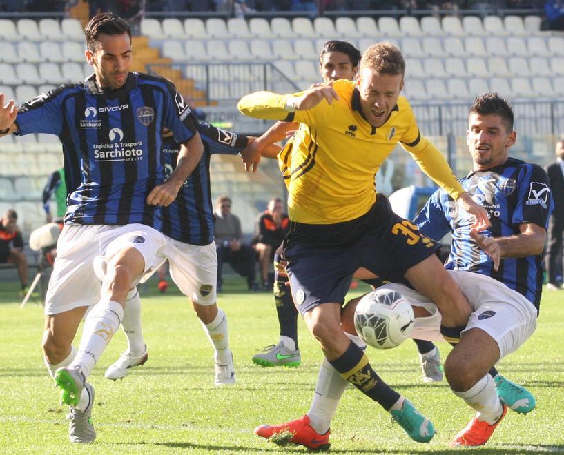 Modena, che scivolone. Latina: due tiri, tre punti 