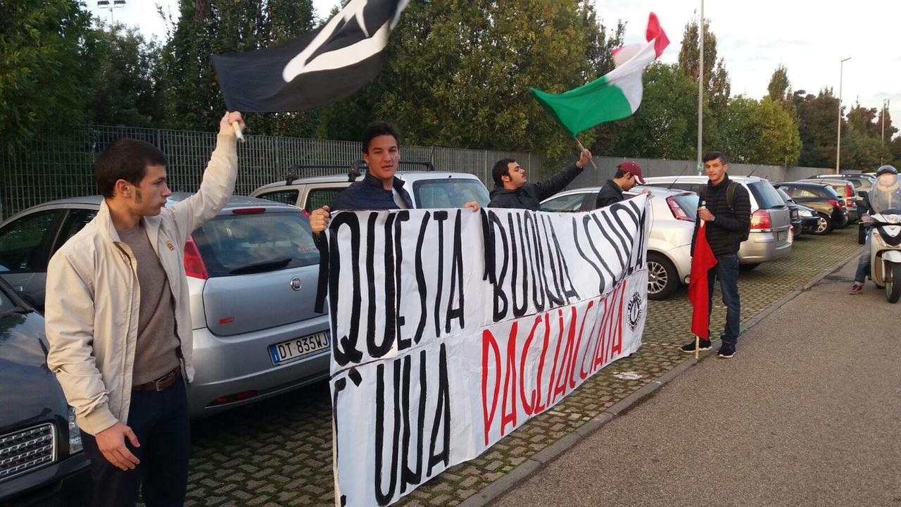 La manifestazione del Blocco studentesco davanti al Gramsci-Keynes