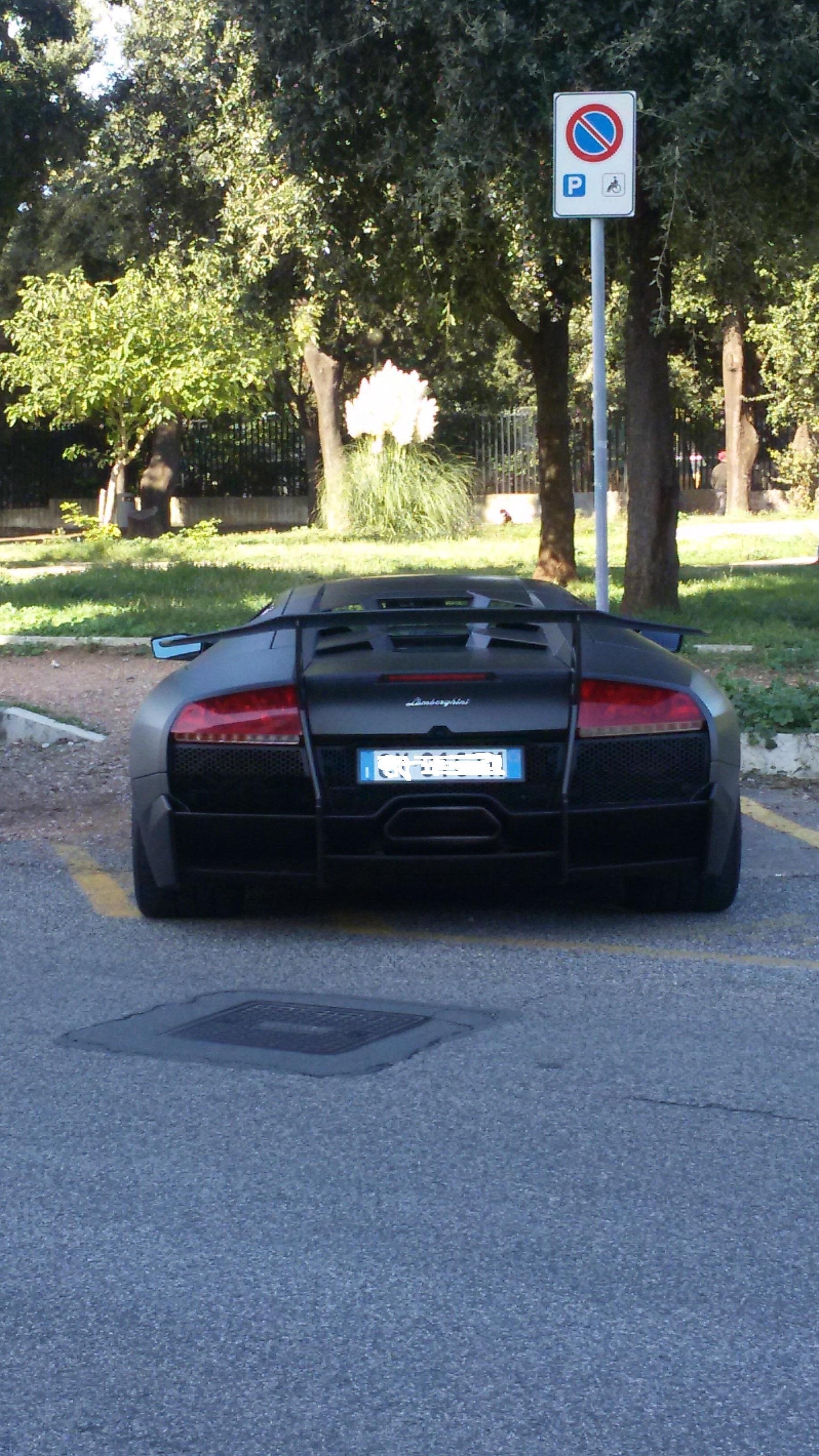 La Lamborghini parcheggiata nel posto disabili in via Beppe Orlando