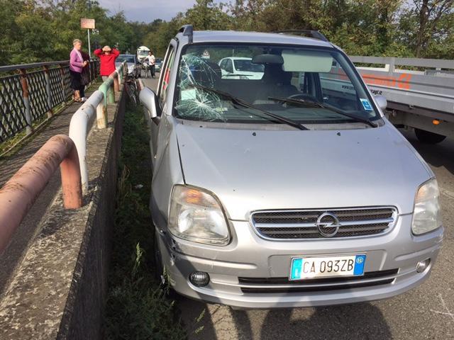 Ciclista investito da un'auto, è grave 
