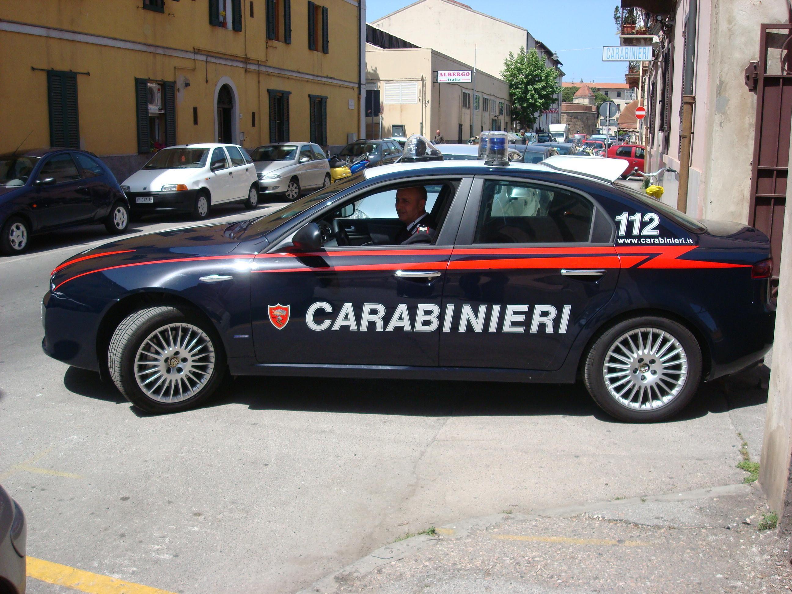 Una pattuglia di carabinieri davanti alla compagnia di via Bruno (foto Pabar)