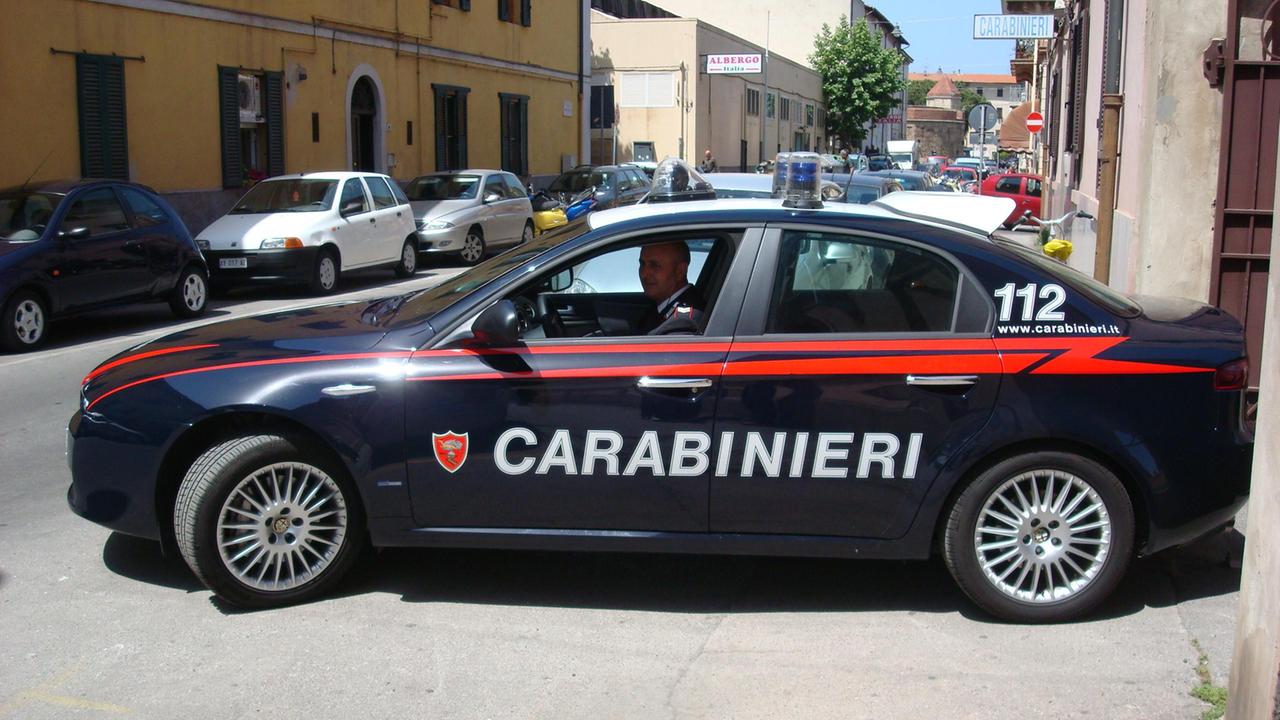 Una pattuglia di carabinieri davanti alla compagnia di via Bruno (foto Pabar)