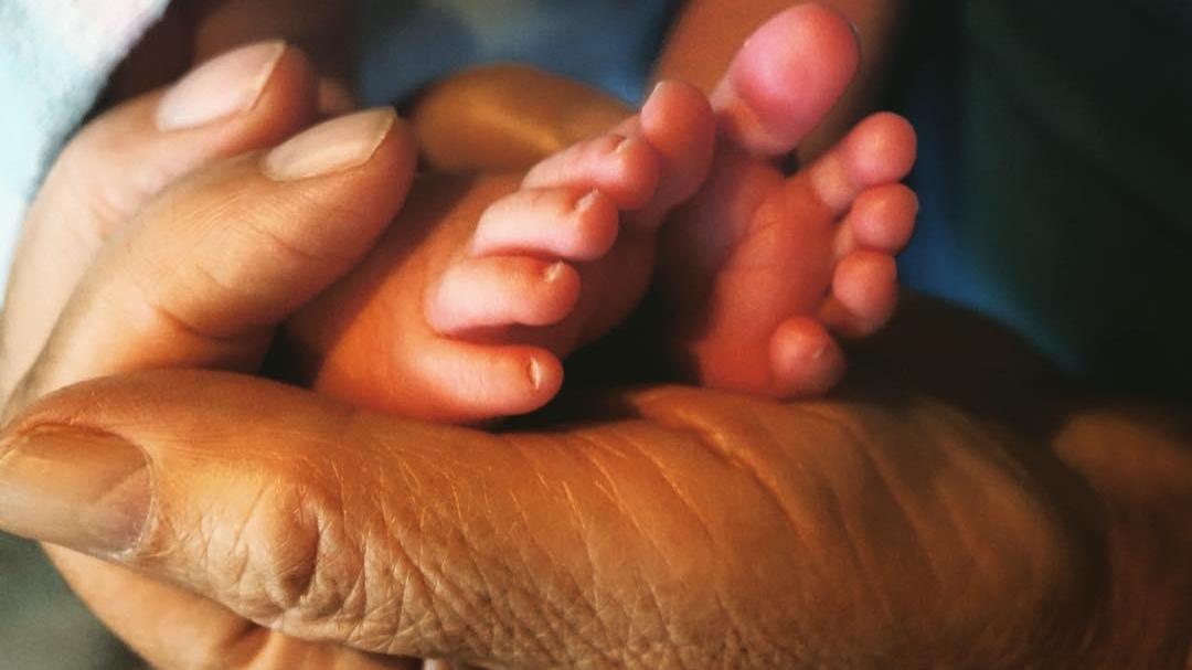 Elisabetta Canalis pubblica su Instagram i piedini della figlia
