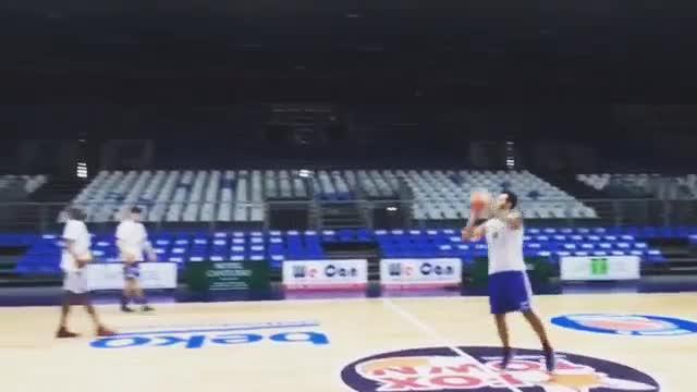 Brian Sacchetti si allena segnando un canestro da centrocampo