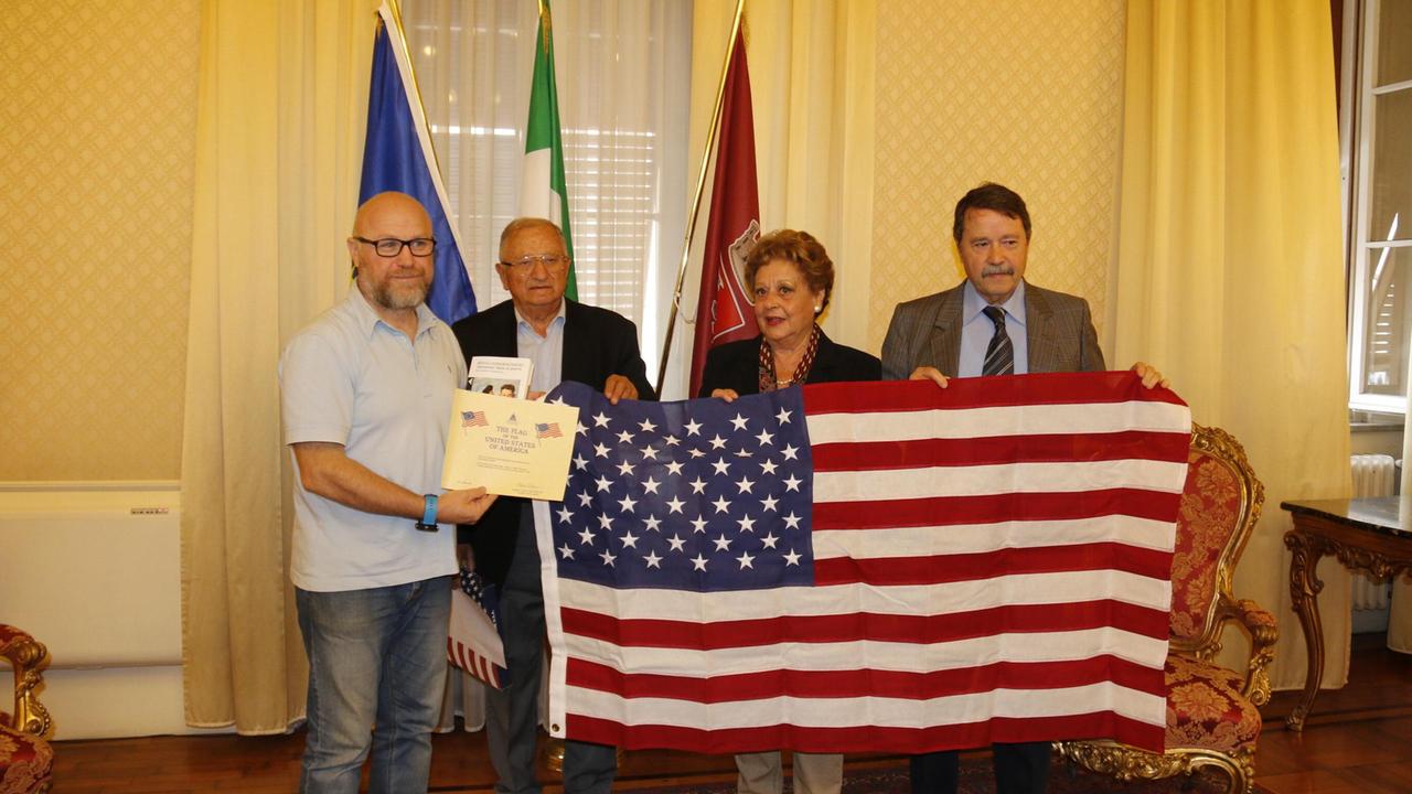 Il sindaco Nogarin riceve la bandiera Usa e l'attestato in Comune (Pentafoto)