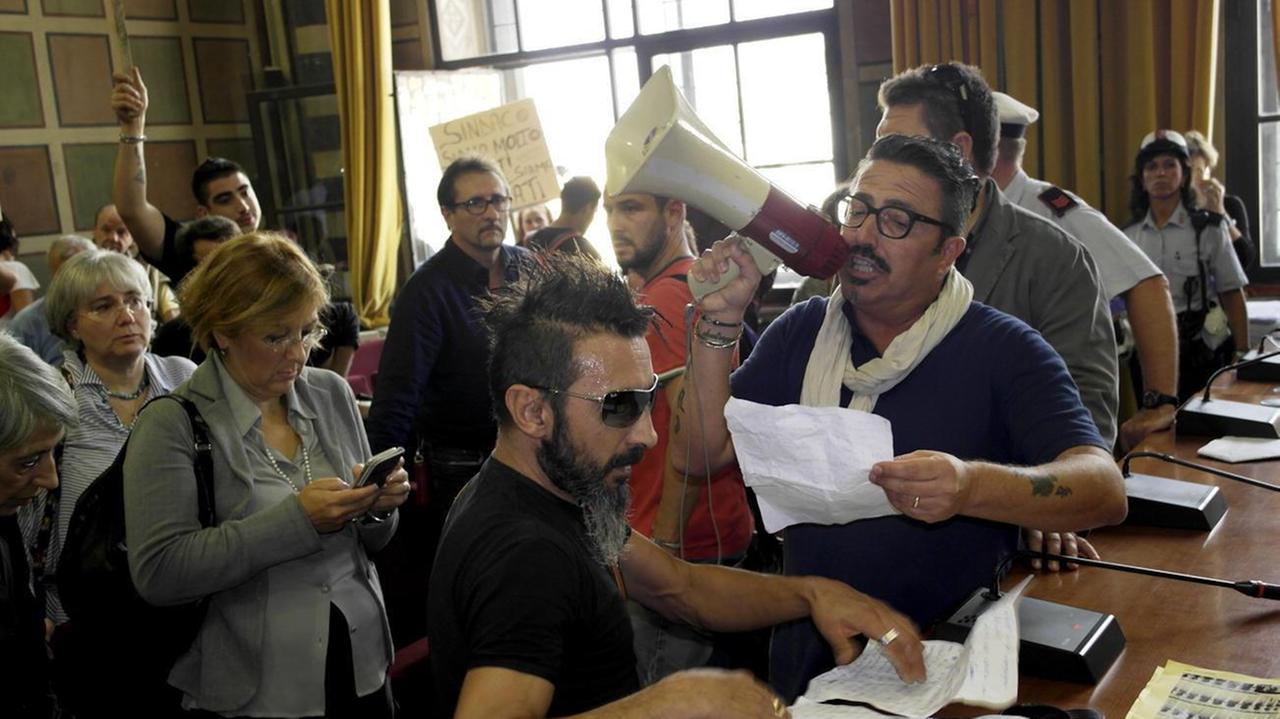 La contestazione dei bancarellai in consiglio comunale