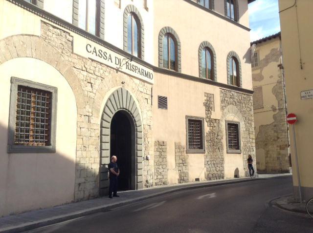 La sede pratese della banca Popolare di Vicenza in via degli Alberti