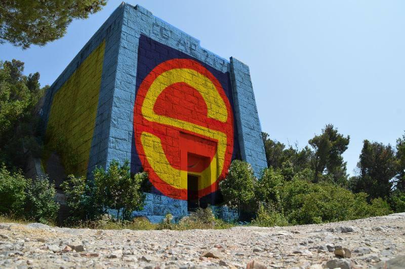 Un fotomontaggio del Monumento a Ciano tasformato in Deposito di zio Paperone