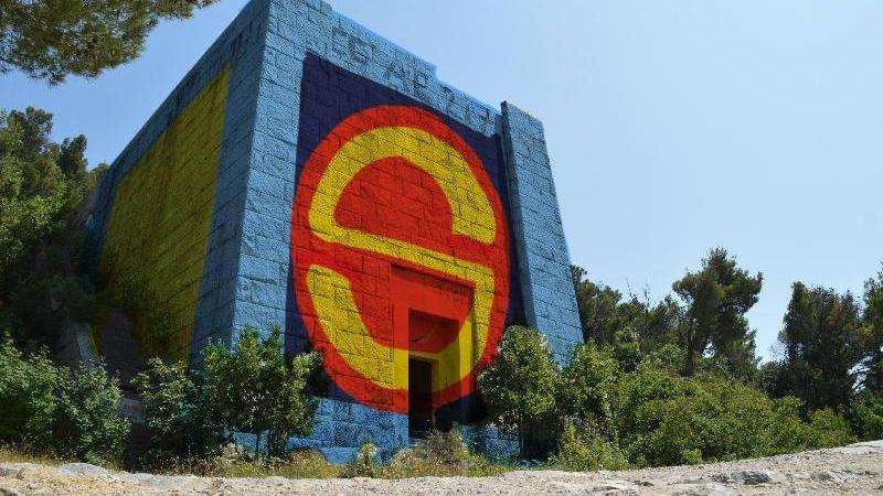 Un fotomontaggio del Monumento a Ciano tasformato in Deposito di zio Paperone