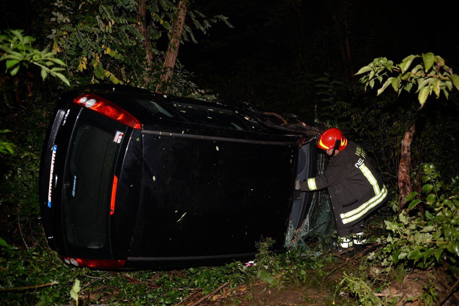 L'auto finita fuori strada