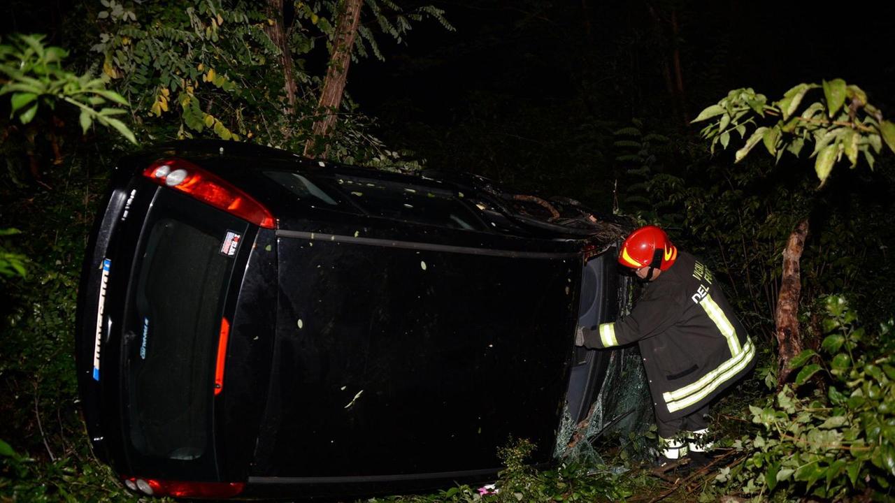 L'auto finita fuori strada