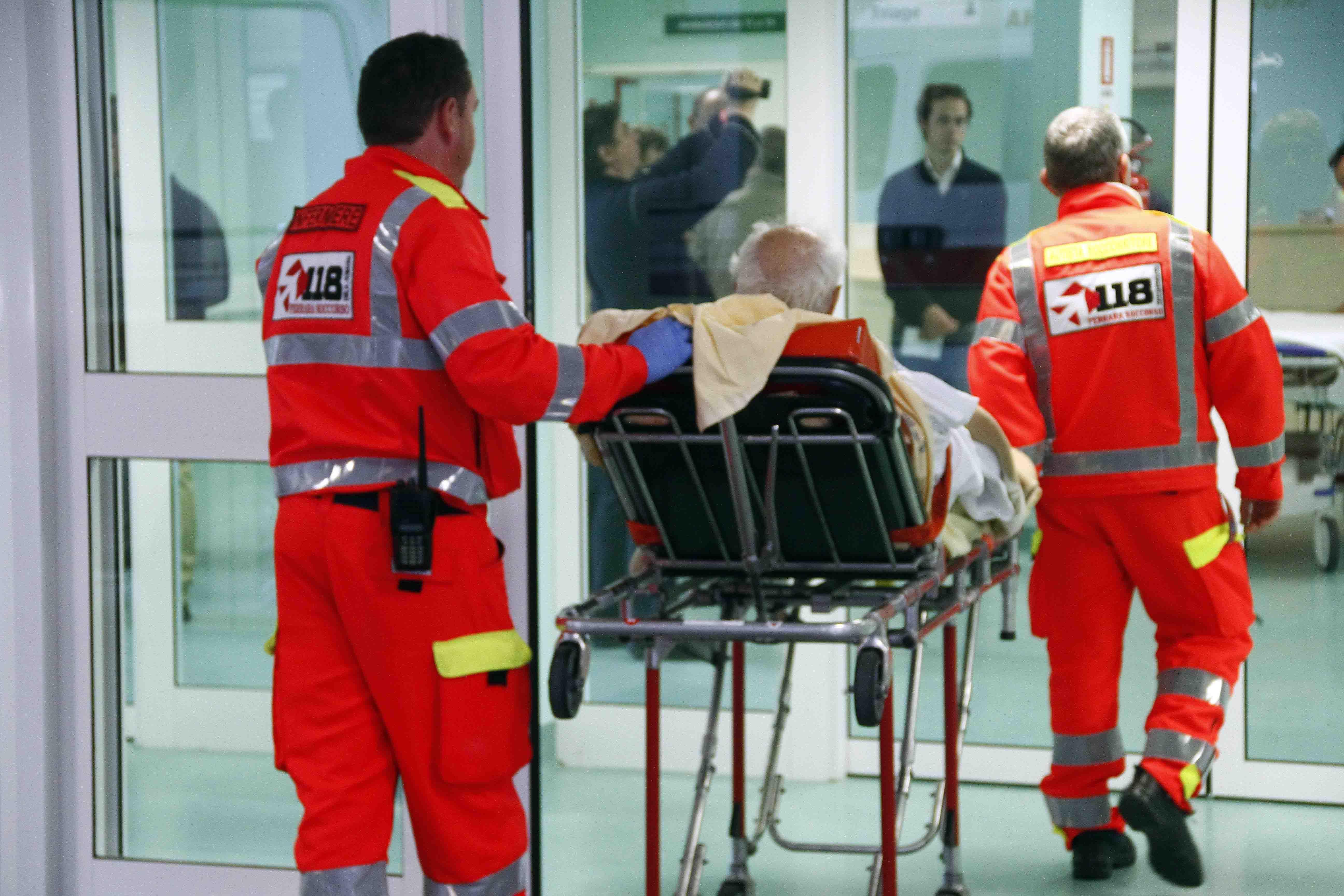 Sanitari all'interno del Pronto soccorso di Cona