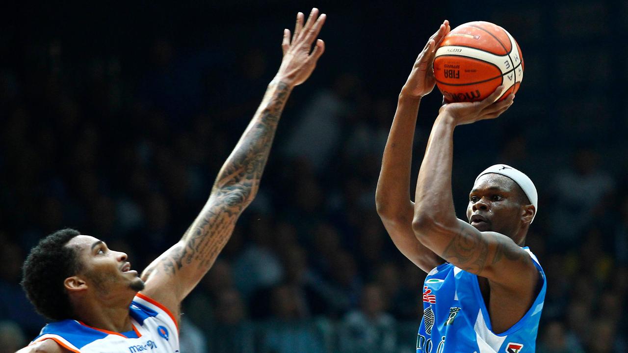 Petway al tiro nella partita contro l'Acqua Vitasnella a Cantù