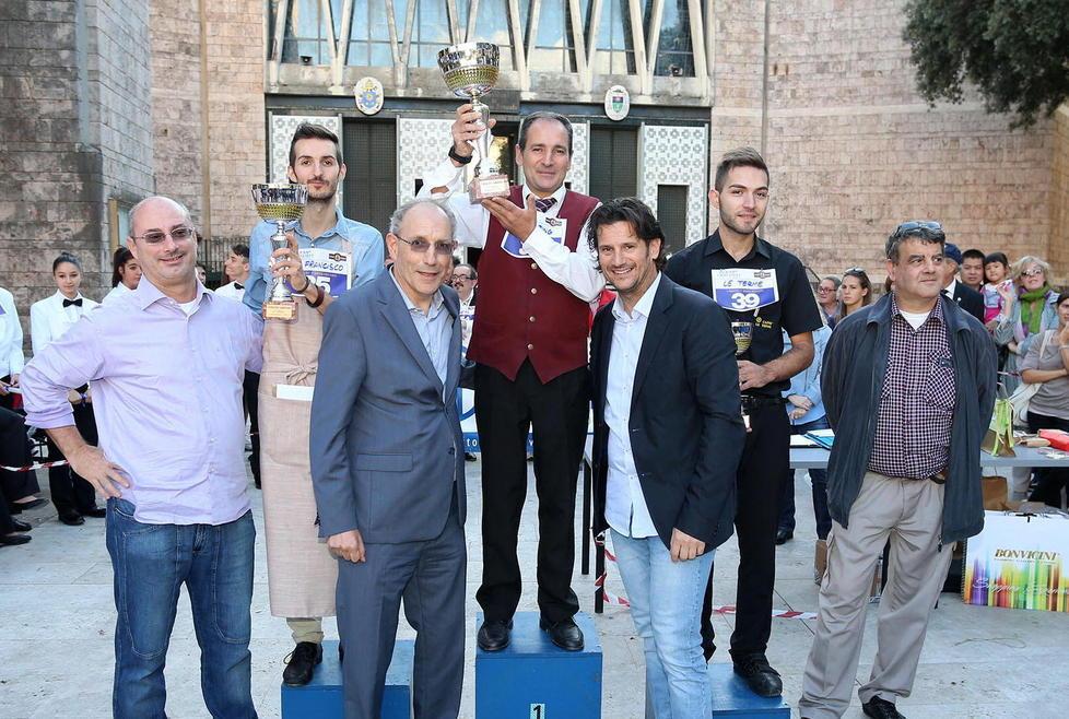 Emanuele è il più veloce col vassoio e i bicchieri 