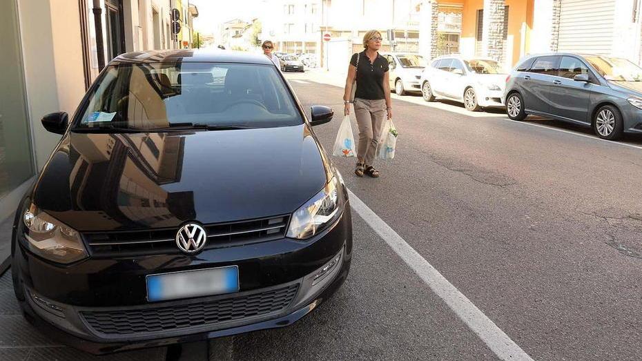 Posti auto e marciapiede la vittoria del comitato