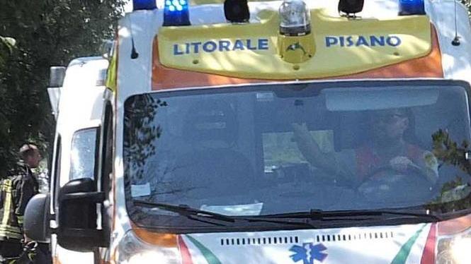 Scontro tra due automobili, un uomo si frattura la gamba
