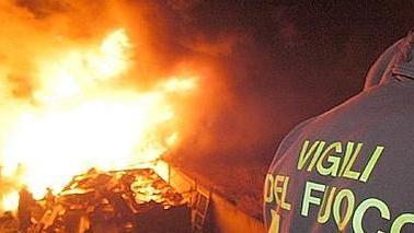 Incendio distrugge un grosso fienile