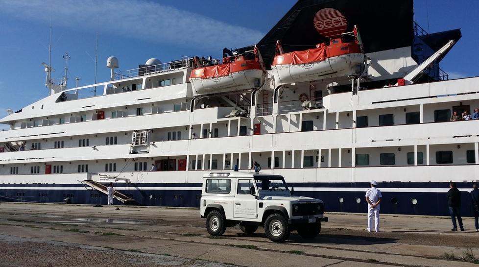 Nave da crociera con 90 turisti 