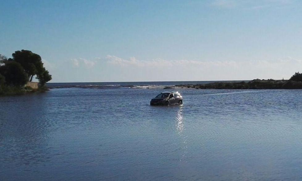 Auto di turisti trascinata dalla piena 