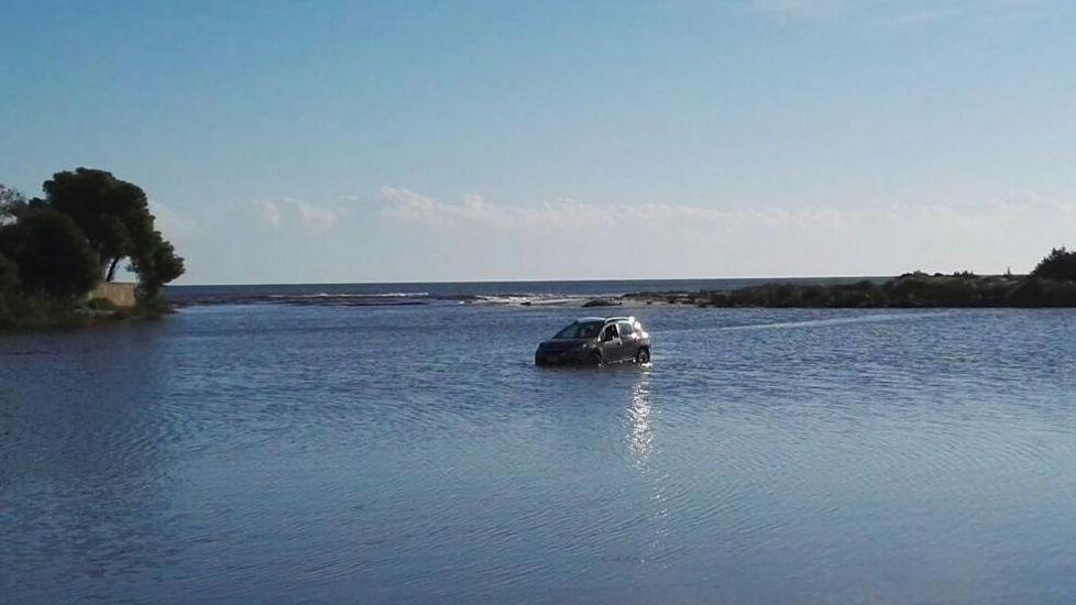 Auto di turisti trascinata dalla piena