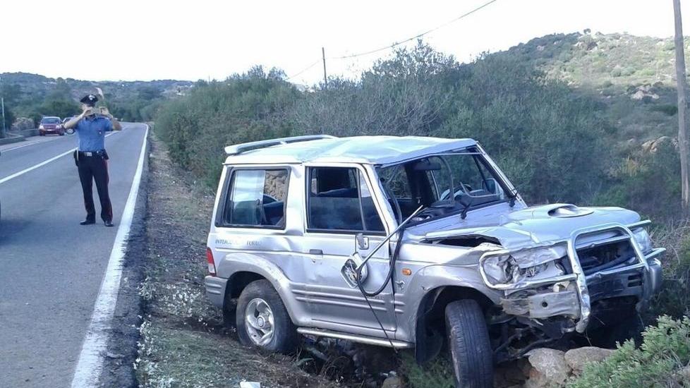 Fuoristrada finisce in cunetta lievi ferite per la conducente