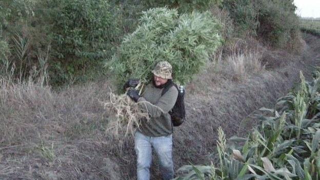 Era agli arresti ma andava a spasso