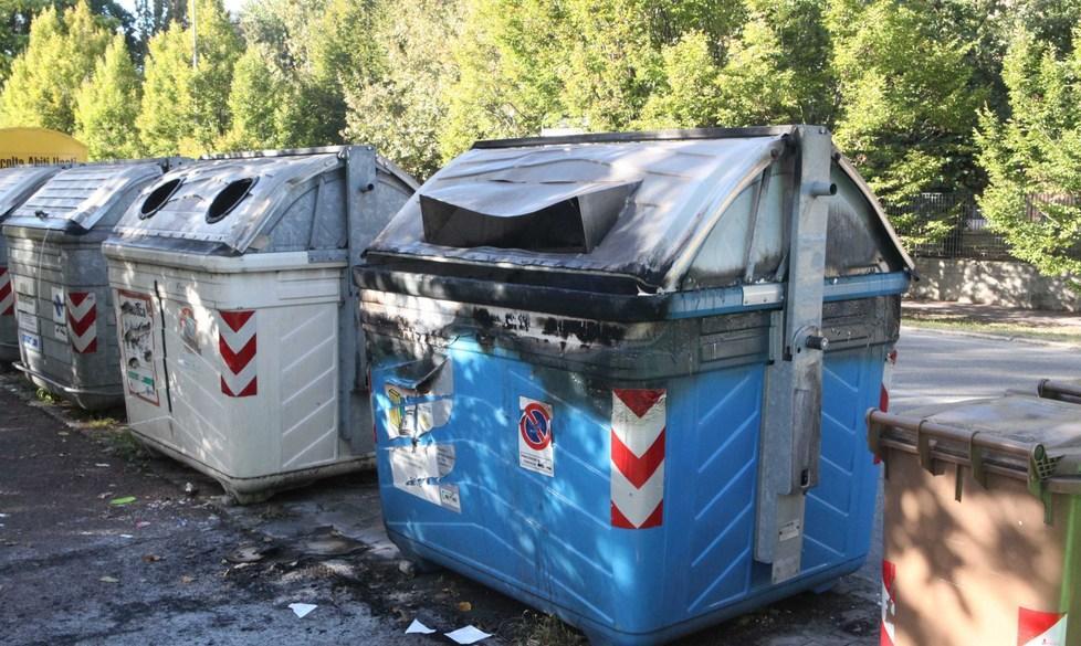 Cassonetto a fuoco, arrivano i vigili 