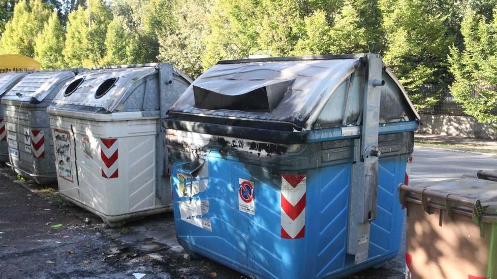 Cassonetto a fuoco, arrivano i vigili