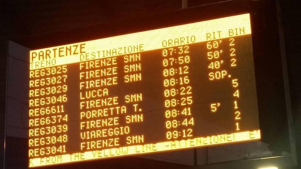 Il pannello alla stazione che indica i ritardi dei treni