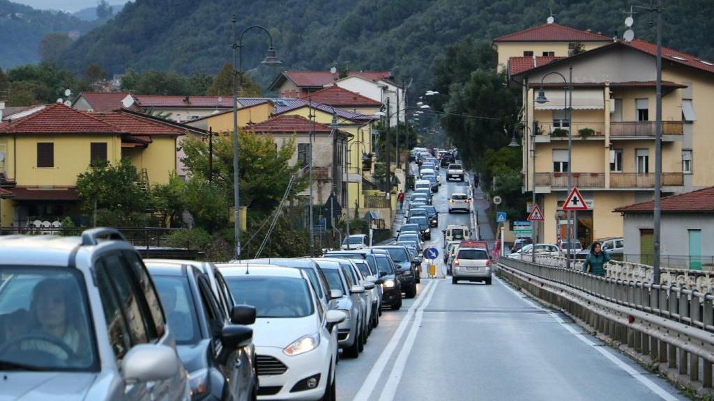 La lunga fila di auto per arrivare a Massa