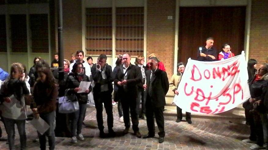 Tutti in silenzio per Ishrak, la giovane uccisa dal padre. La mamma davanti al corteo