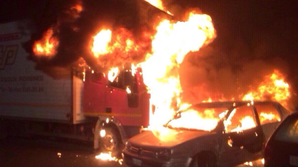 Incendio doloso nel parcheggio della carrozzeria
