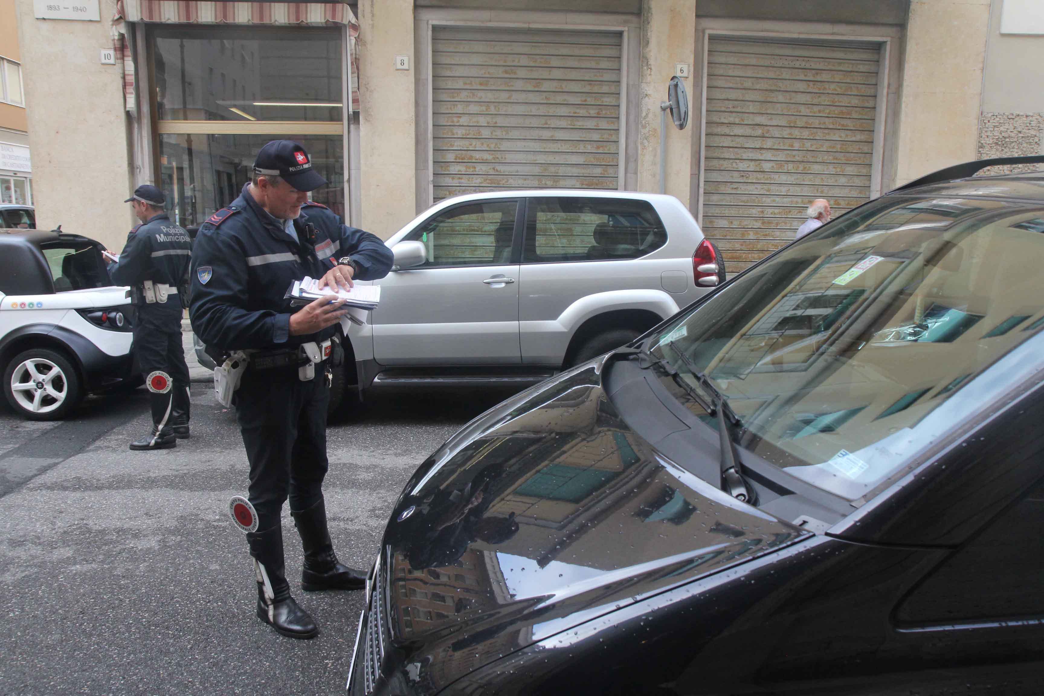 Le multe dei vigili urbani alle auto con contrassegno C parcheggiate nella Zsc D (Salvini Pentafoto)