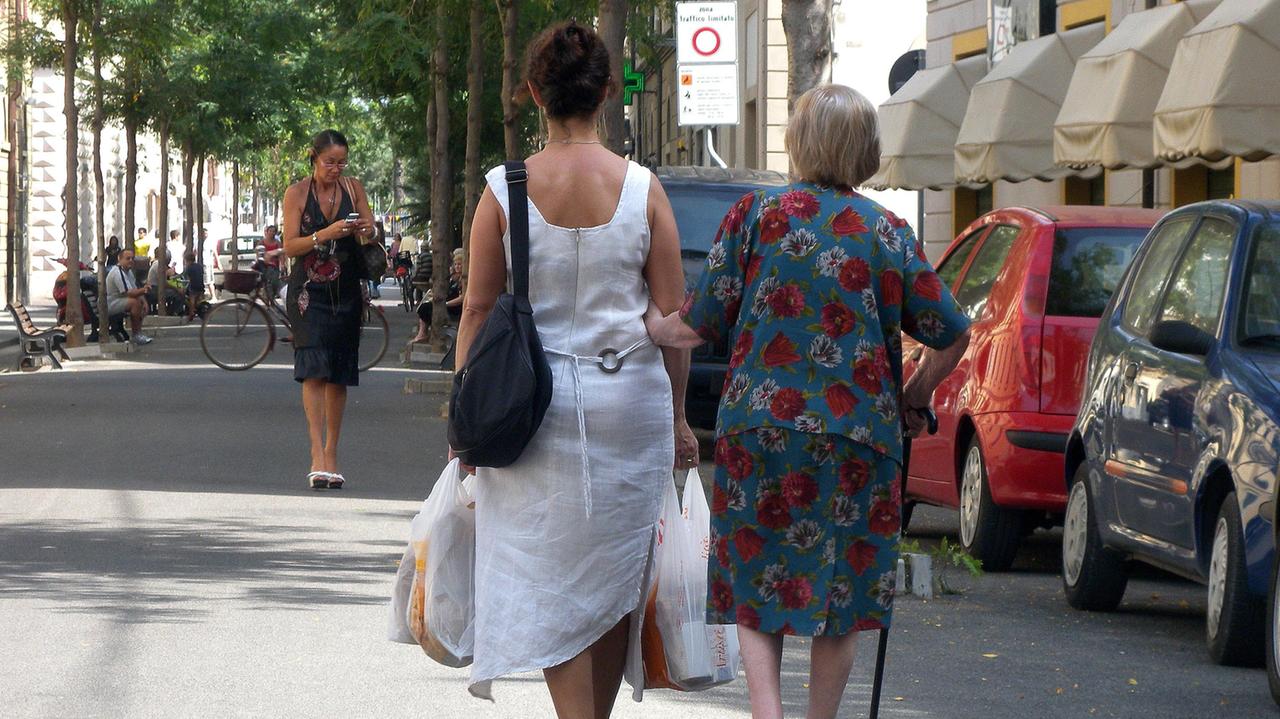 Una donna con la badante (foto d'archivio)