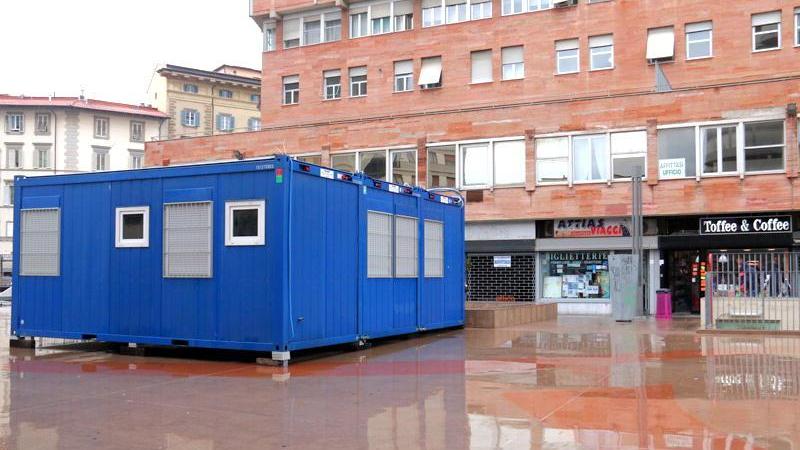 Il container blu in piazza Attias e le attività in parte coperte (Marzi Pentafoto)