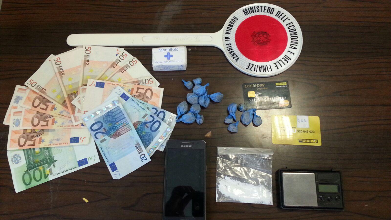 La droga e i soldi sequestrati 