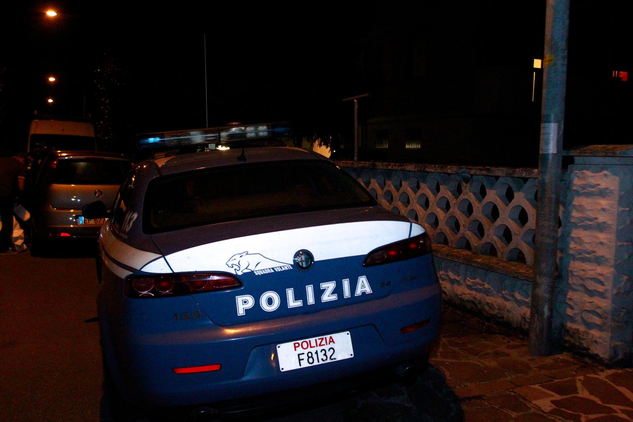 La polizia in azione di notte a Modena