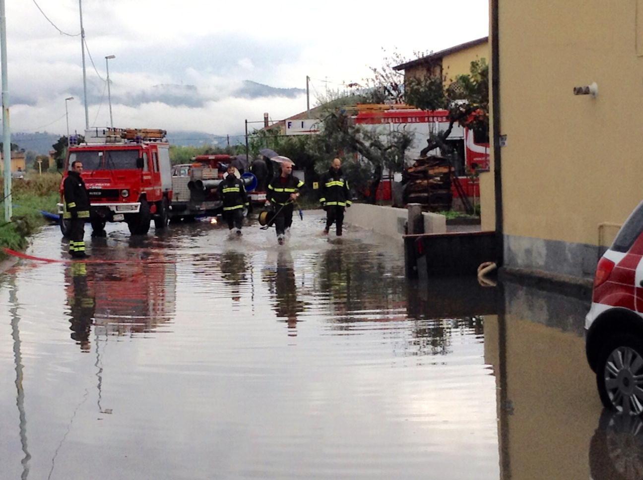 L'allagamento in via dei Trebbi alle Caserane (foto Batavia)